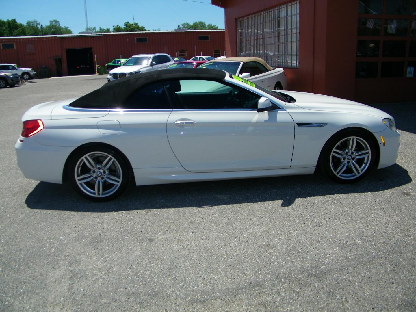 2012 White /Brown BMW 6-Series 640i Convertible (WBALW7C58CD) with an 3.0L L6 TURBO engine, 8-Speed Automatic transmission, located at 4000 Bee Ridge Road, Sarasota, FL, 34233, (941) 926-0300, 27.298664, -82.489151 - Photo#9